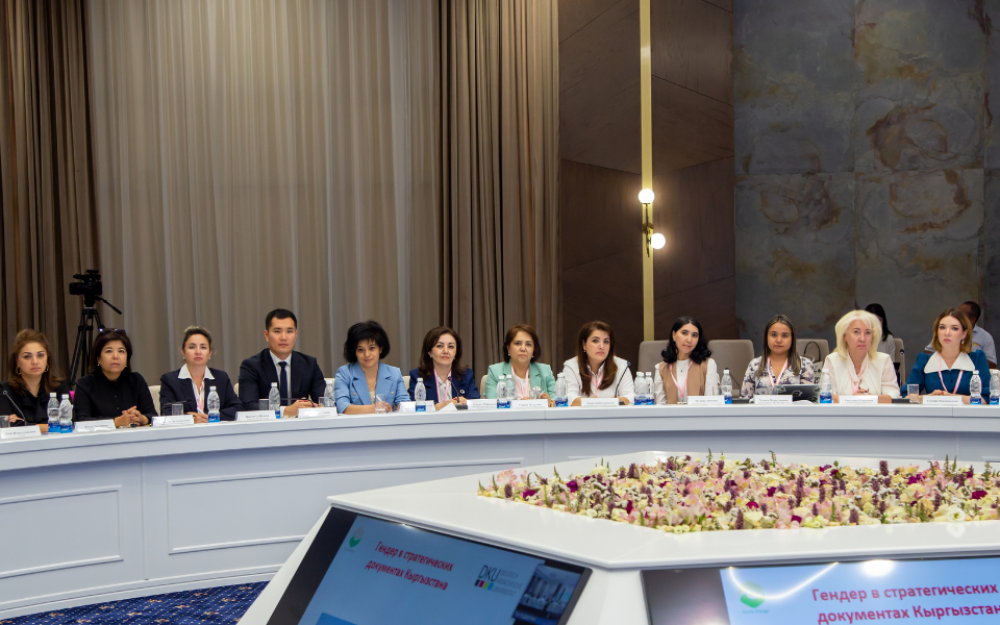 Женщины на конференциях. Женская конференция в ОАЭ. Съезд женщин Азербайджан. Женщины центральной Азии. Конференция саммит